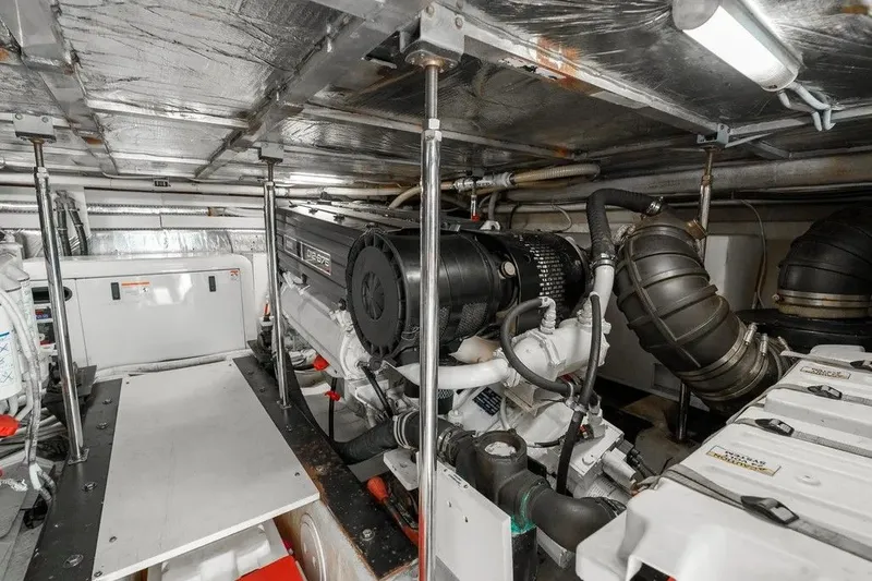 Slide: The Image of Carver 560 Voyager 2006 - 47