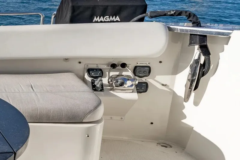 Slide: The Image of Carver 560 Voyager 2006 - 6