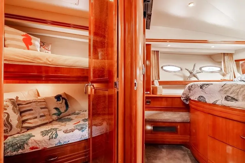 Slide: The Image of Carver Yachts 560 Voyager 2006 - 32