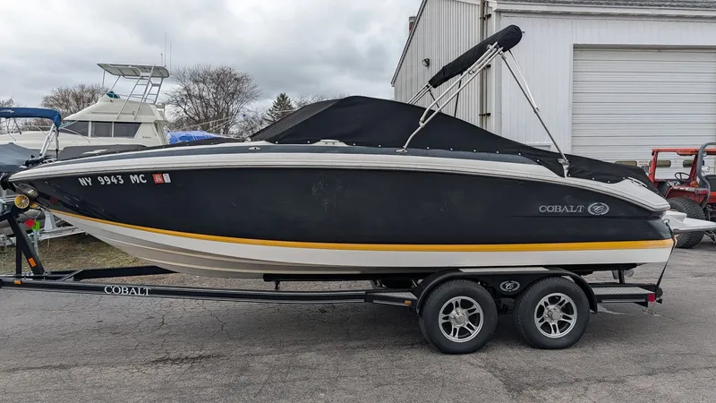 The Image of Cobalt Bowrider 212 2007 - 1