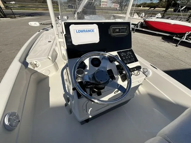 Slide: The Image of Skeeter SX240 2020 - 8