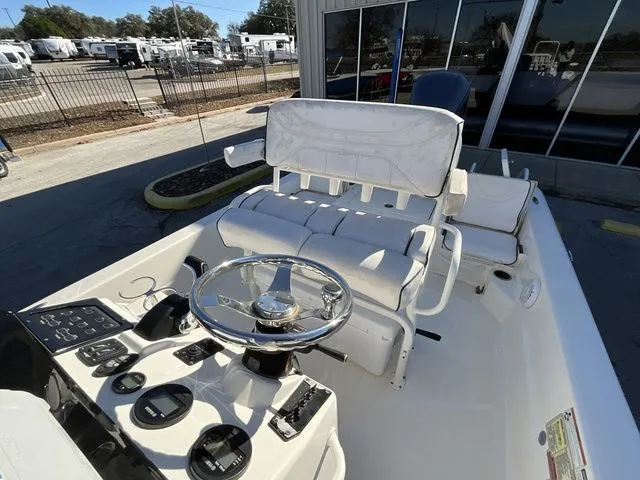 Slide: The Image of Skeeter SX240 2020 - 9