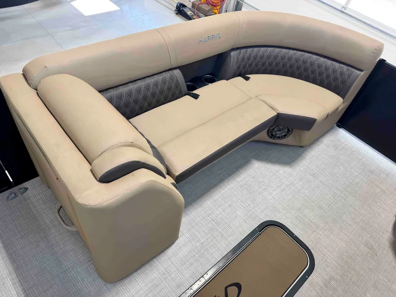 Slide: The Image of Harris Sunliner 230 2021 - 15