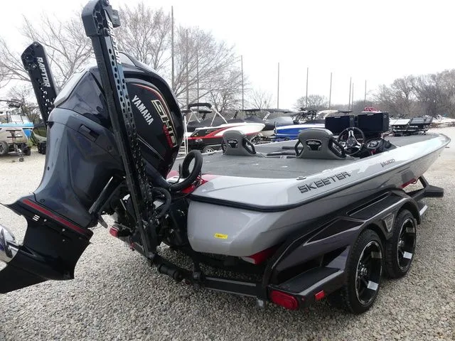 Slide: The Image of Skeeter FXR21 Limited 2022 - 7