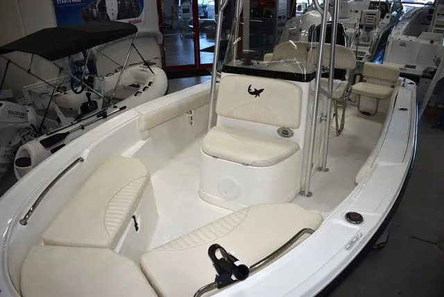 Slide: The Image of Mako 184 Center Console 2014 - 10