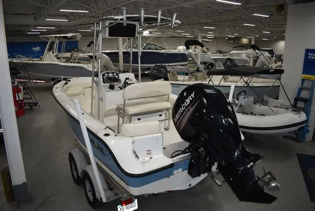 Slide: The Image of Mako 184 Center Console 2014 - 6