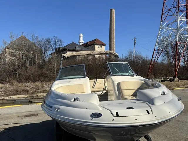 Slide: The Image of Sea Ray 210 Sundeck 2000 - 4