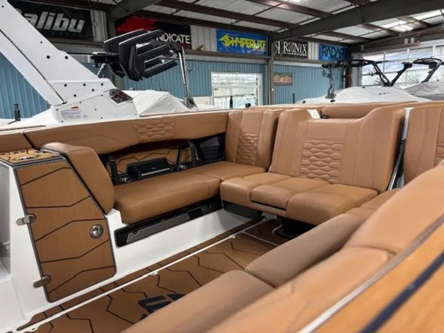 Slide: The Image of Malibu Wakesetter 24 MXZ 2026 - 15