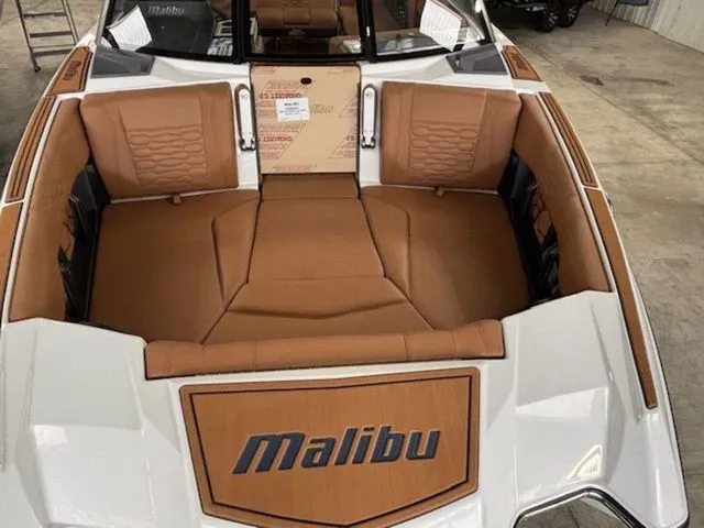 Slide: The Image of Malibu Wakesetter 24 MXZ 2026 - 16