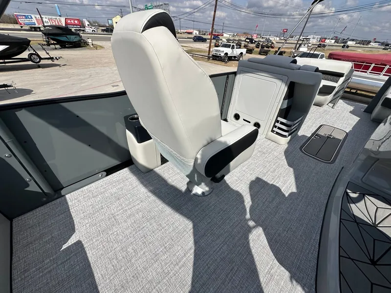 Slide: The Image of Harris Grand Mariner 250 2026 - 17