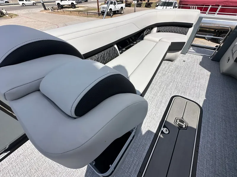 Slide: The Image of Harris Grand Mariner 250 2026 - 24