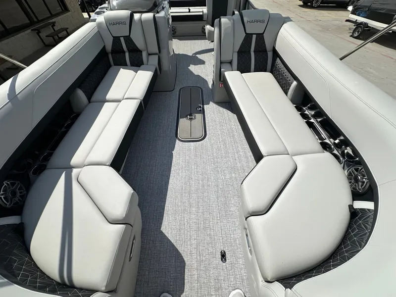 Slide: The Image of Harris Grand Mariner 250 2026 - 27