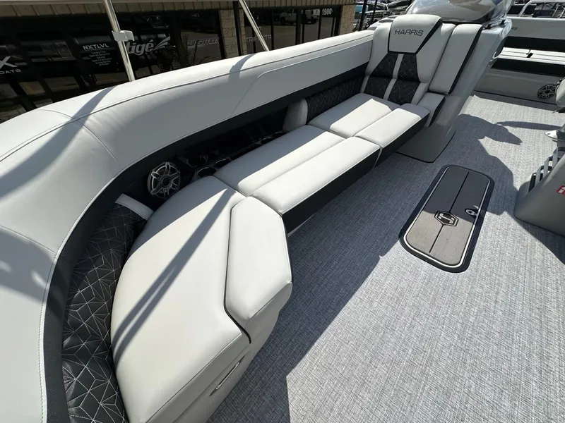 Slide: The Image of Harris Grand Mariner 250 2026 - 28