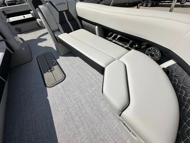 Slide: The Image of Harris Grand Mariner 250 2026 - 30