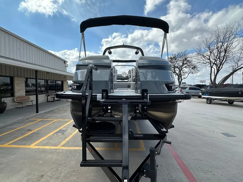 Slide: The Image of Harris Grand Mariner 250 2026 - 8