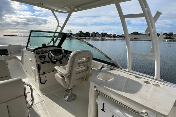 Slide: The Image of Boston Whaler 270 Vantage 2015 - 6