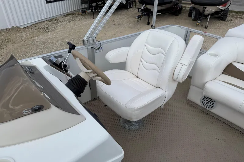Slide: The Image of Captain's chair and helm of a 2006 Crest II LE 2270 pontoon boat. - 8