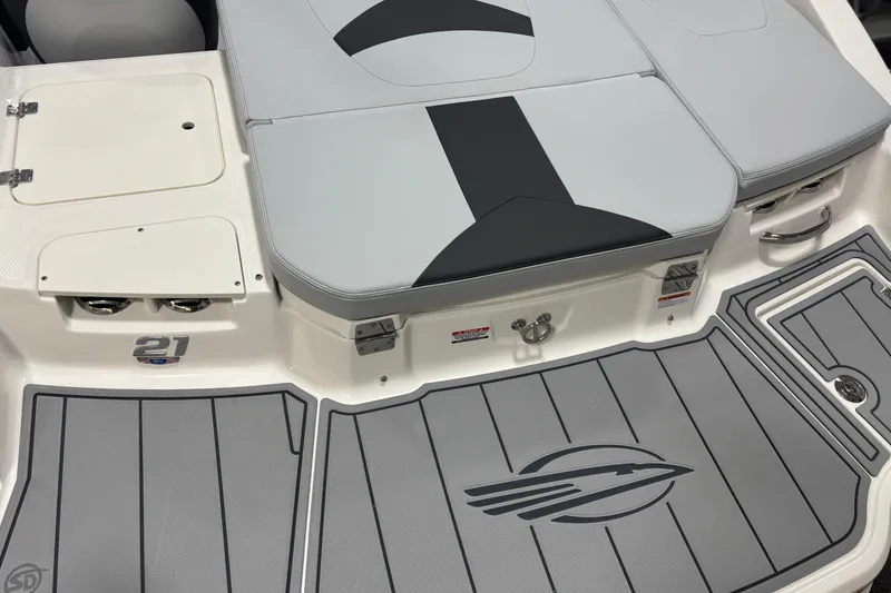 Slide: The Image of Chaparral 21 SSi Ski & Fish 2026 boat rear with gray upholstery. - 11
