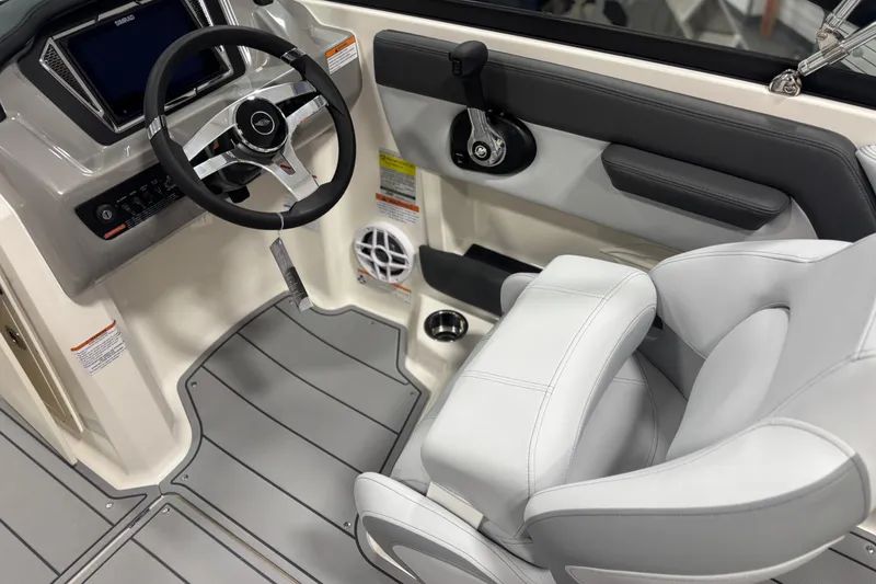 Slide: The Image of Interior of Chaparral 21 SSi Ski & Fish 2026 boat. - 14