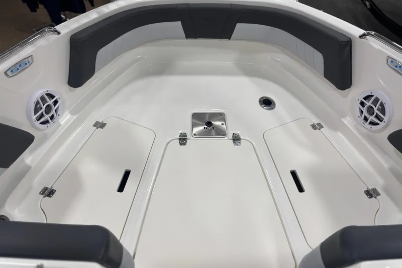 Slide: The Image of Interior of Chaparral 21 SSi Ski & Fish 2026 boat. - 17