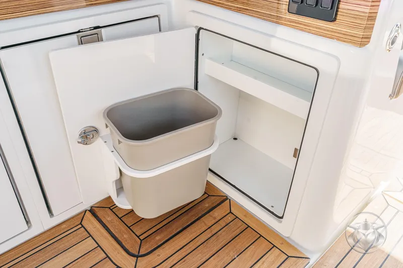 Slide: The Image of Boston Whaler 405 Conquest 2025 - 50