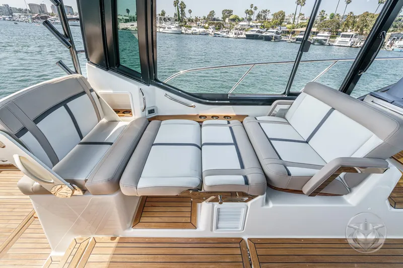 Slide: The Image of Boston Whaler 405 Conquest 2025 - 51