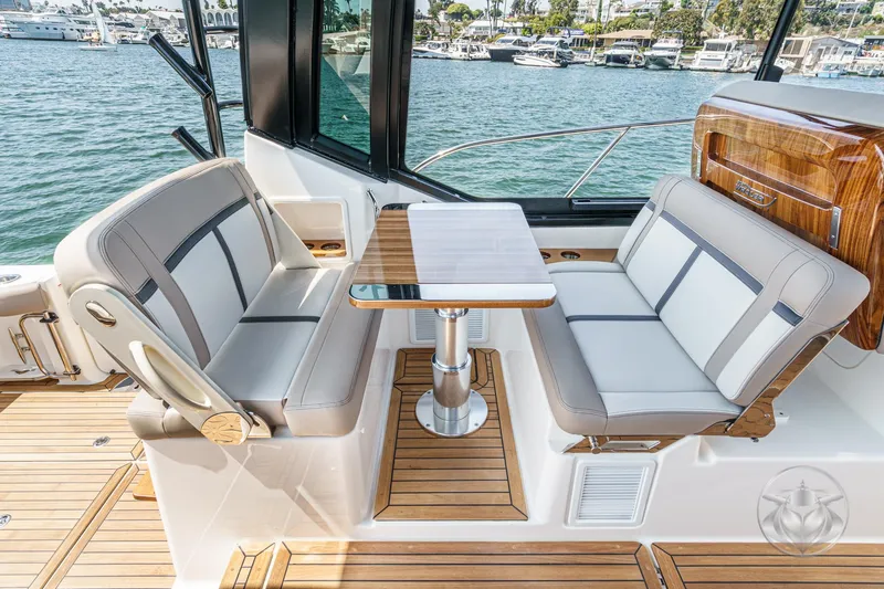 Slide: The Image of Boston Whaler 405 Conquest 2025 - 52