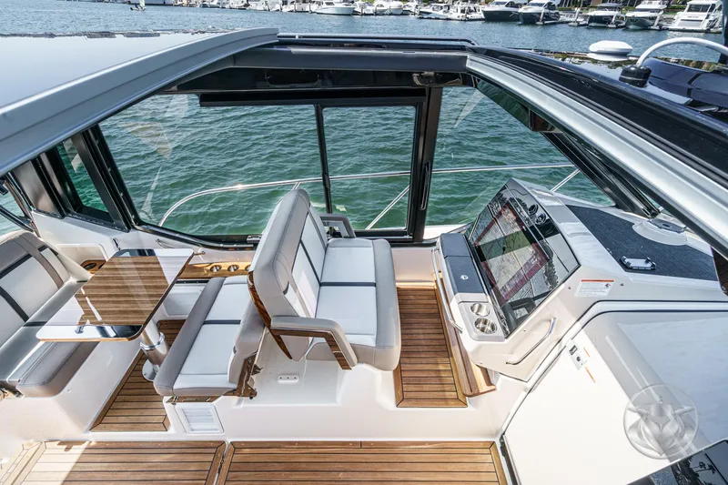 Slide: The Image of Boston Whaler 405 Conquest 2025 - 54