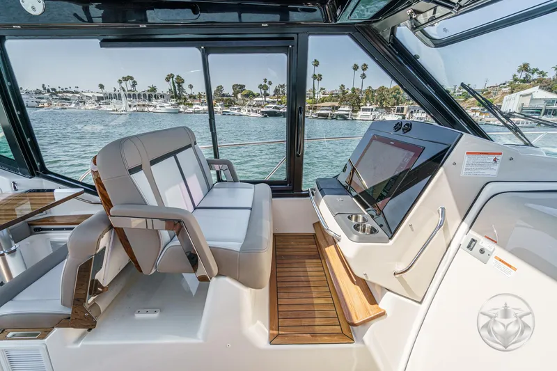 Slide: The Image of Boston Whaler 405 Conquest 2025 - 55