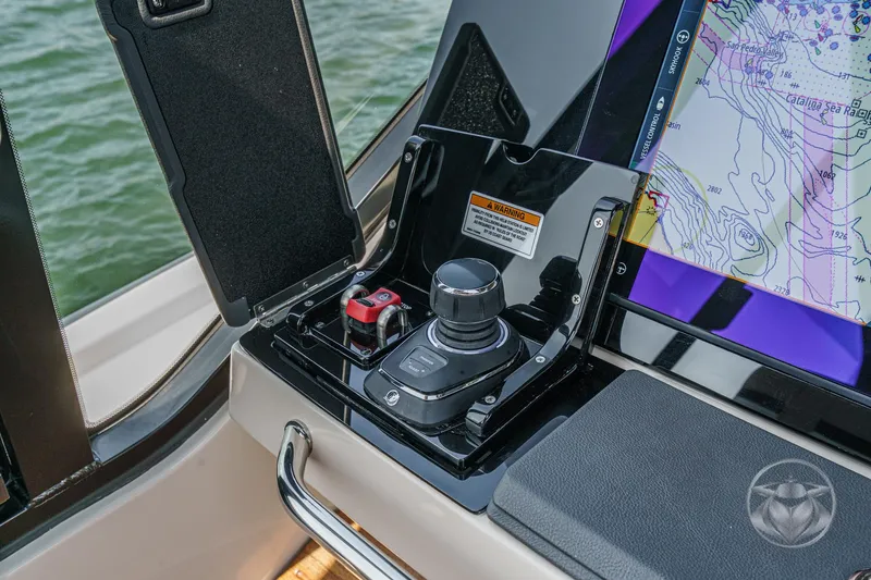 Slide: The Image of Boston Whaler 405 Conquest 2025 - 57