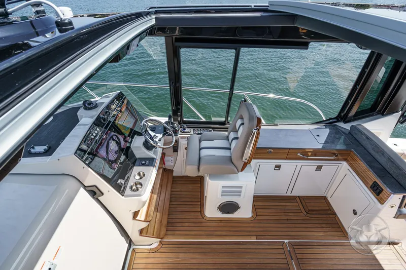 Slide: The Image of Boston Whaler 405 Conquest 2025 - 58