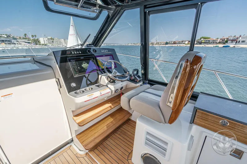 Slide: The Image of Boston Whaler 405 Conquest 2025 - 59