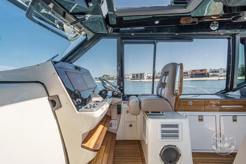Slide: The Image of Boston Whaler 405 Conquest 2025 - 60