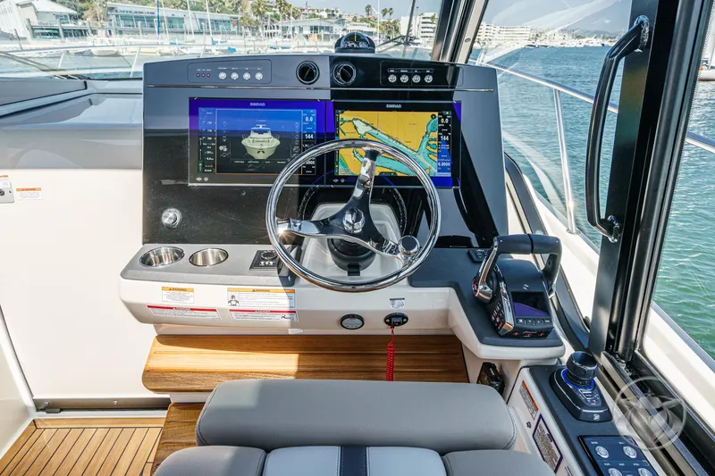 Slide: The Image of Boston Whaler 405 Conquest 2025 - 61