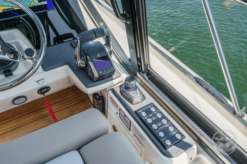Slide: The Image of Boston Whaler 405 Conquest 2025 - 62