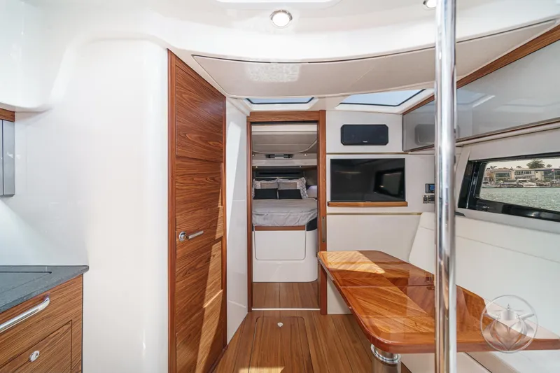 Slide: The Image of Boston Whaler 405 Conquest 2025 - 73