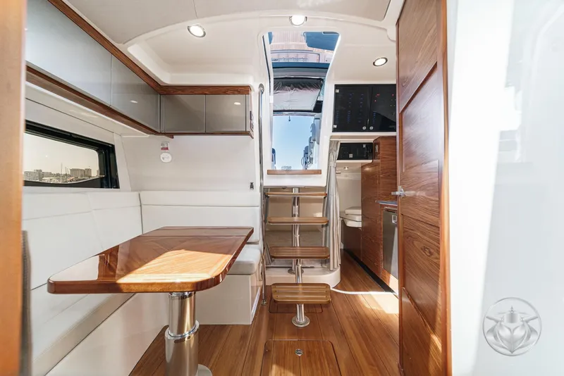 Slide: The Image of Boston Whaler 405 Conquest 2025 - 74