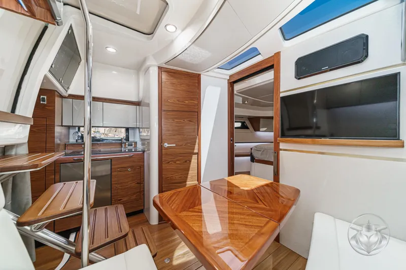 Slide: The Image of Boston Whaler 405 Conquest 2025 - 75