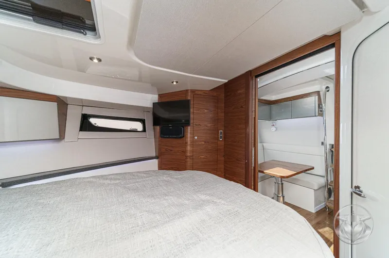 Slide: The Image of Boston Whaler 405 Conquest 2025 - 77