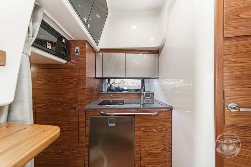 Slide: The Image of Boston Whaler 405 Conquest 2025 - 78