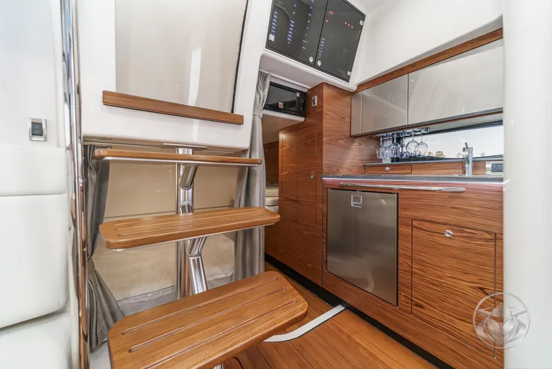 Slide: The Image of Boston Whaler 405 Conquest 2025 - 79