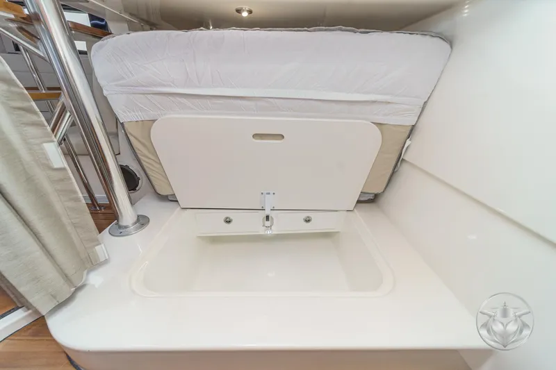 Slide: The Image of Boston Whaler 405 Conquest 2025 - 84