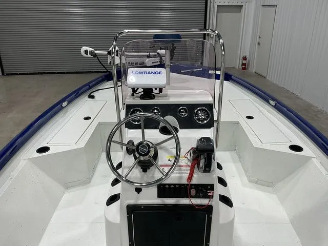 Slide: The Image of Crestliner 2000 BAY BASE 2019 - 11