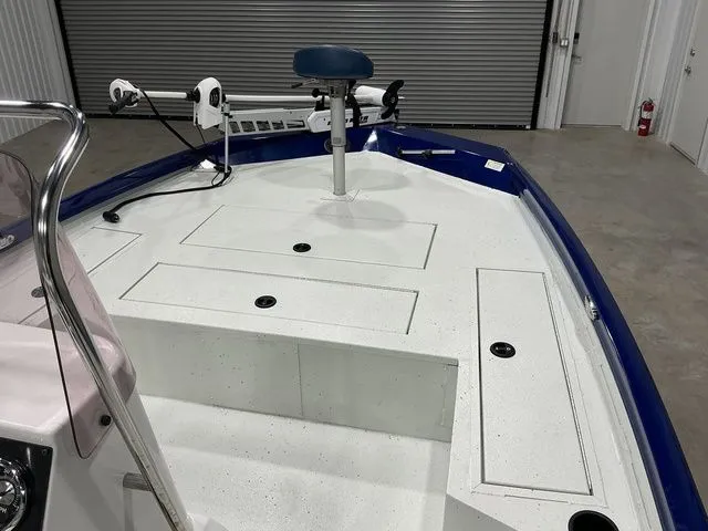 Slide: The Image of Crestliner 2000 BAY BASE 2019 - 15