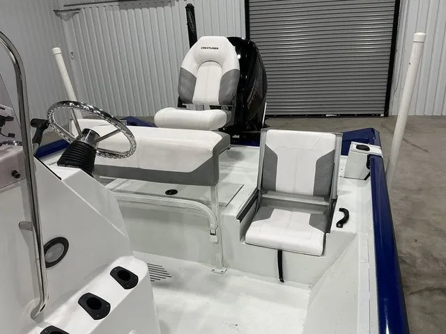 Slide: The Image of Crestliner 2000 BAY BASE 2019 - 17