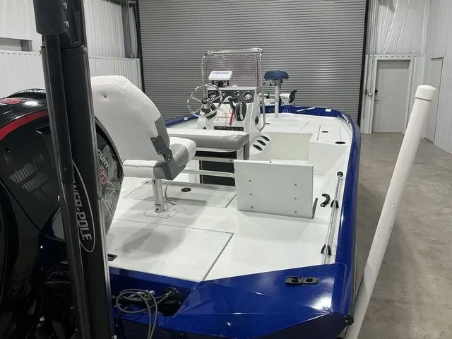 Slide: The Image of Crestliner 2000 BAY BASE 2019 - 19