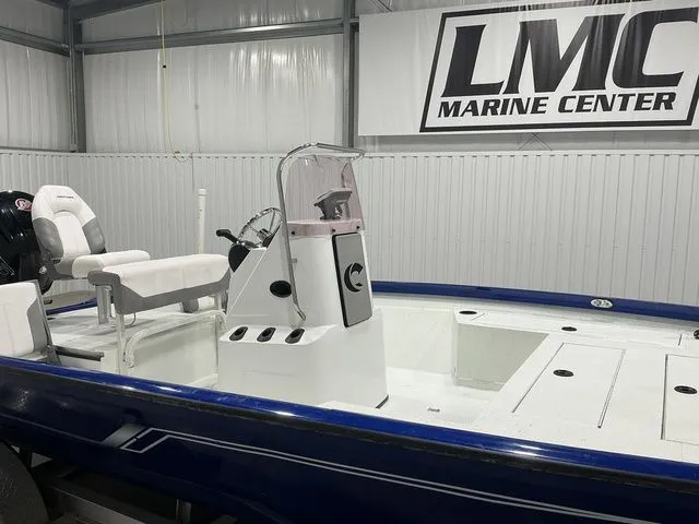 Slide: The Image of Crestliner 2000 BAY BASE 2019 - 8