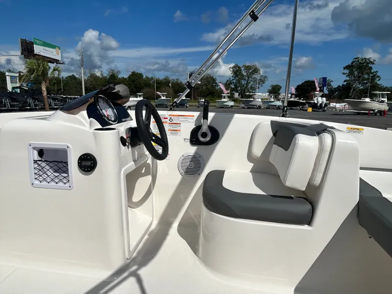 Slide: The Image of Bayliner E16LE 2025 - 14