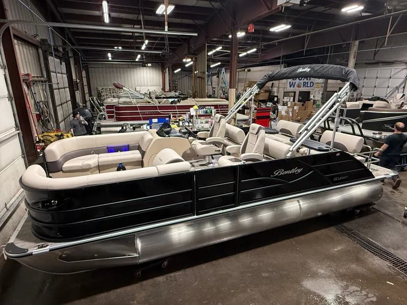 The Image of Bentley Pontoons Legacy 223 QSB Swingback Tritoon & Honda 4-Stroke EFI 2026 - 1