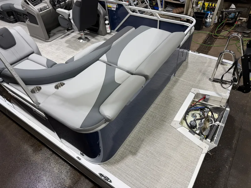 Slide: The Image of Tahoe LTZ 2185 Cruise Pontoon & Honda 4-Stroke EFI 2026 - 4